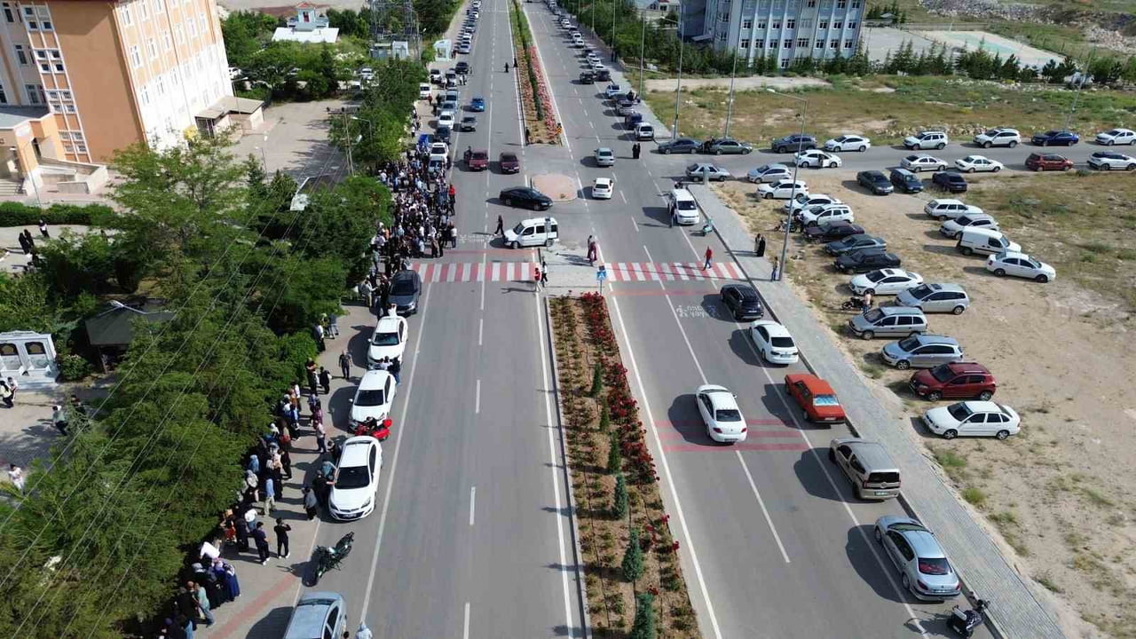 KARAMAN'DA BİNLERCE ÖĞRENCİ SABAHIN ERKEN SAATLERİNDE SINAV MERKEZLERİNİN YOLUNU TUTTU.