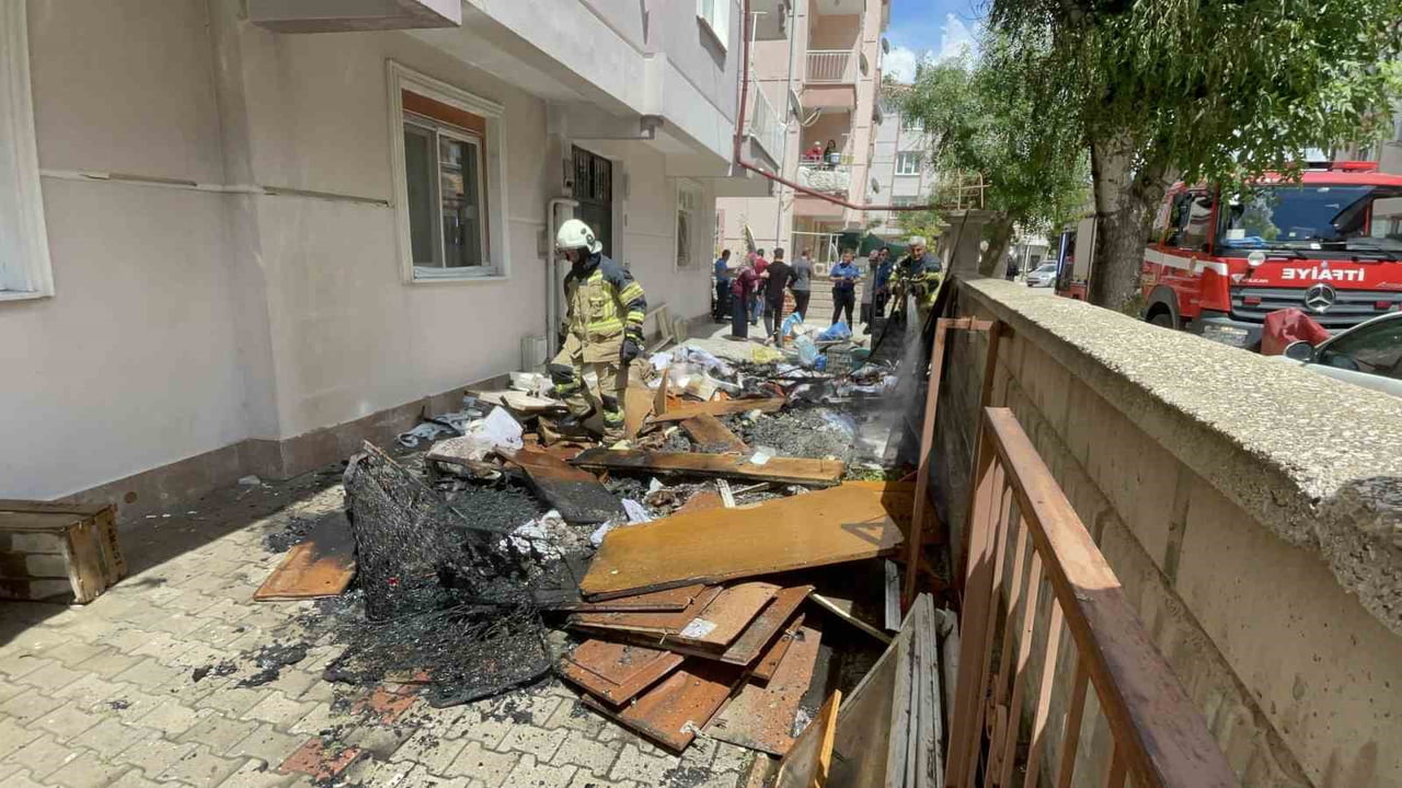 KARAMAN'DA BİR APARTMANIN BAHÇESİNDEKİ ATIK EŞYALARIN TUTUŞMASI SONUCU YANGIN KISA SÜRELİĞİNE...