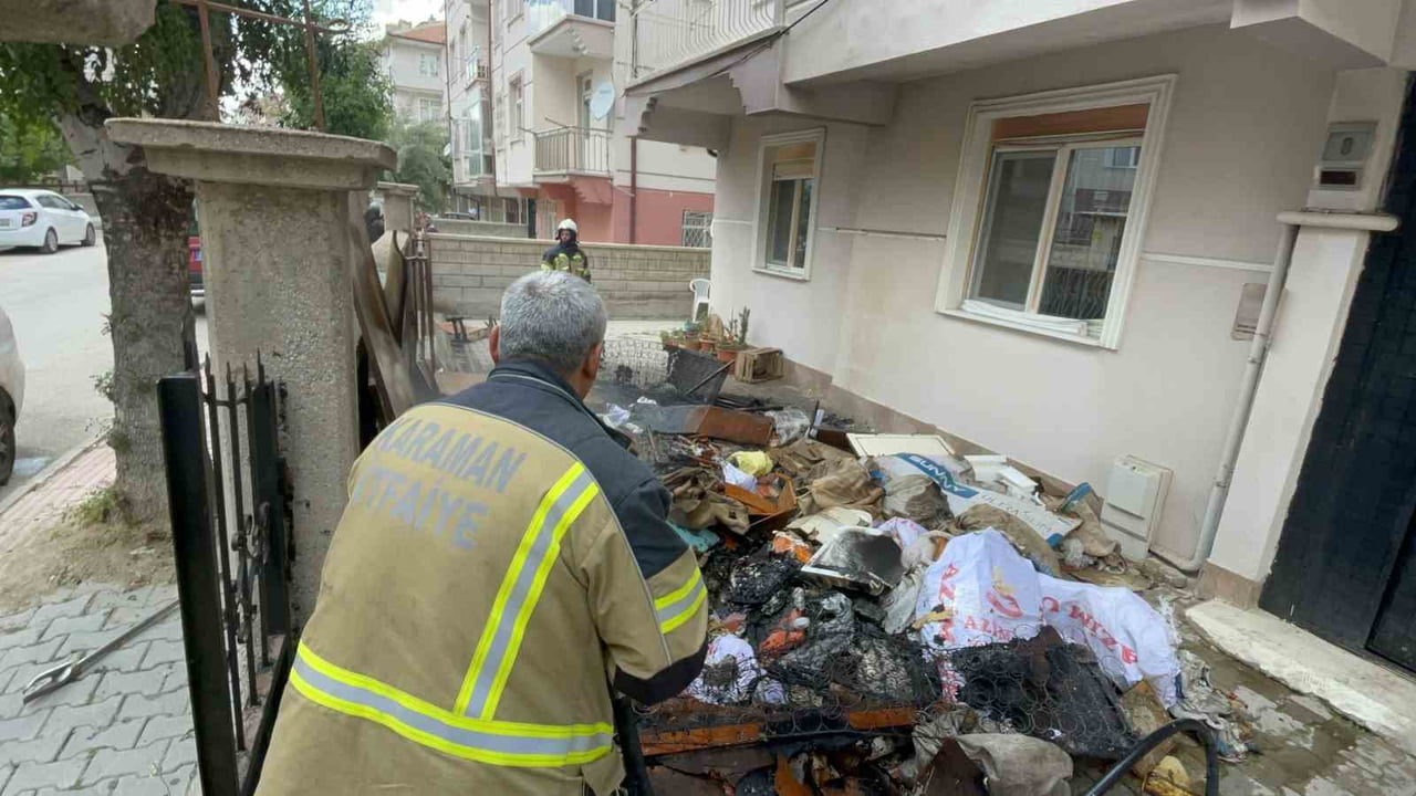 KARAMAN'DA BİR APARTMANIN BAHÇESİNDEKİ ATIK EŞYALARIN TUTUŞMASI SONUCU YANGIN KISA SÜRELİĞİNE...