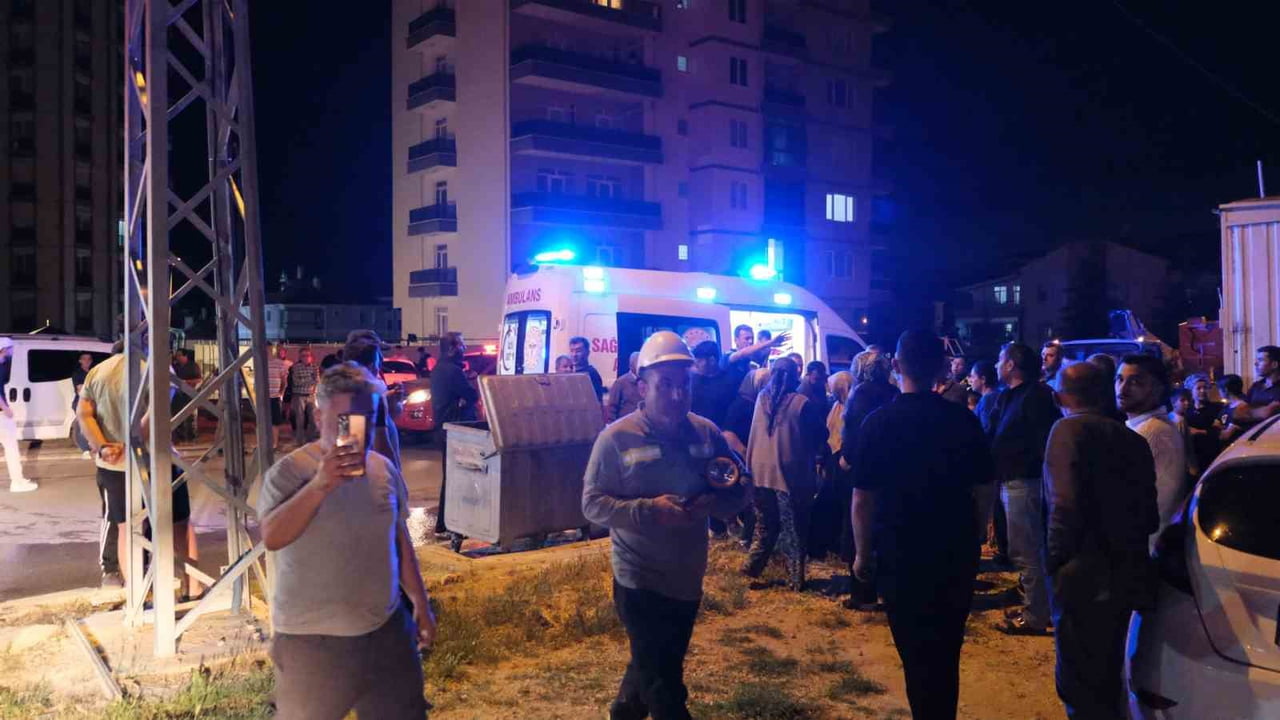 KARAMAN'DA BİR EVİN MUTFAĞINDA YAŞANAN PATLAMA SONRASI ÇIKAN YANGINDA 1’İ DUMANDAN ETKİLENMEK...