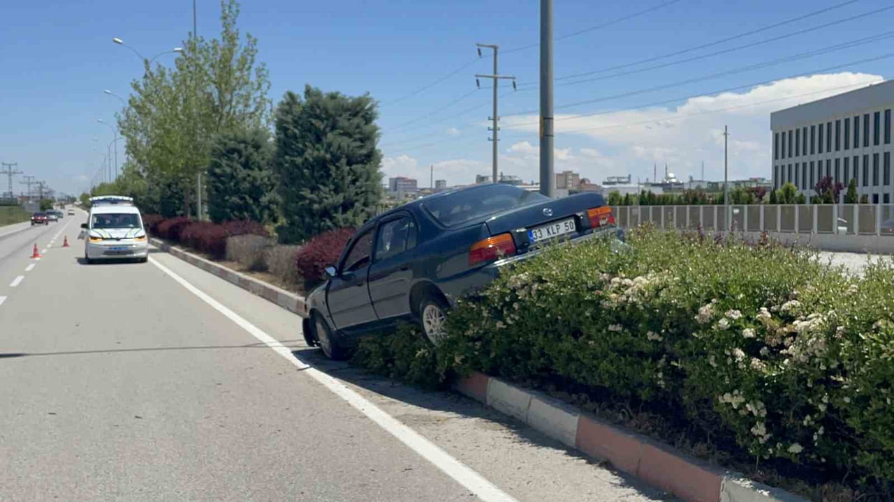 KARAMAN'DA CİPE ARKADAN ÇARPAN OTOMOBİLİN REFÜJE ÇIKTIĞI KAZADA 2'Sİ ÇOCUK 3 KİŞİ...