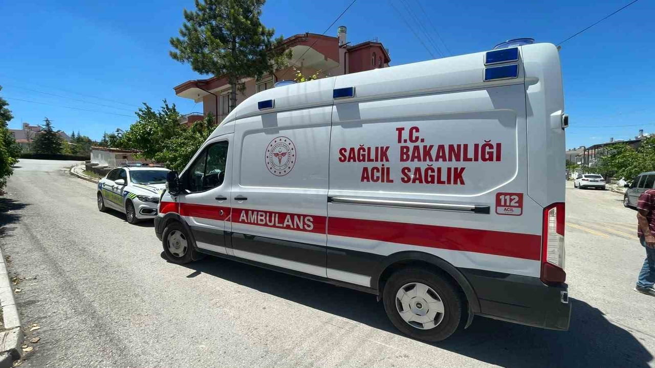 KARAMAN'DA CİPLE ÇARPIŞAN MOTOSİKLETİN SÜRÜCÜSÜ YARALANDI.