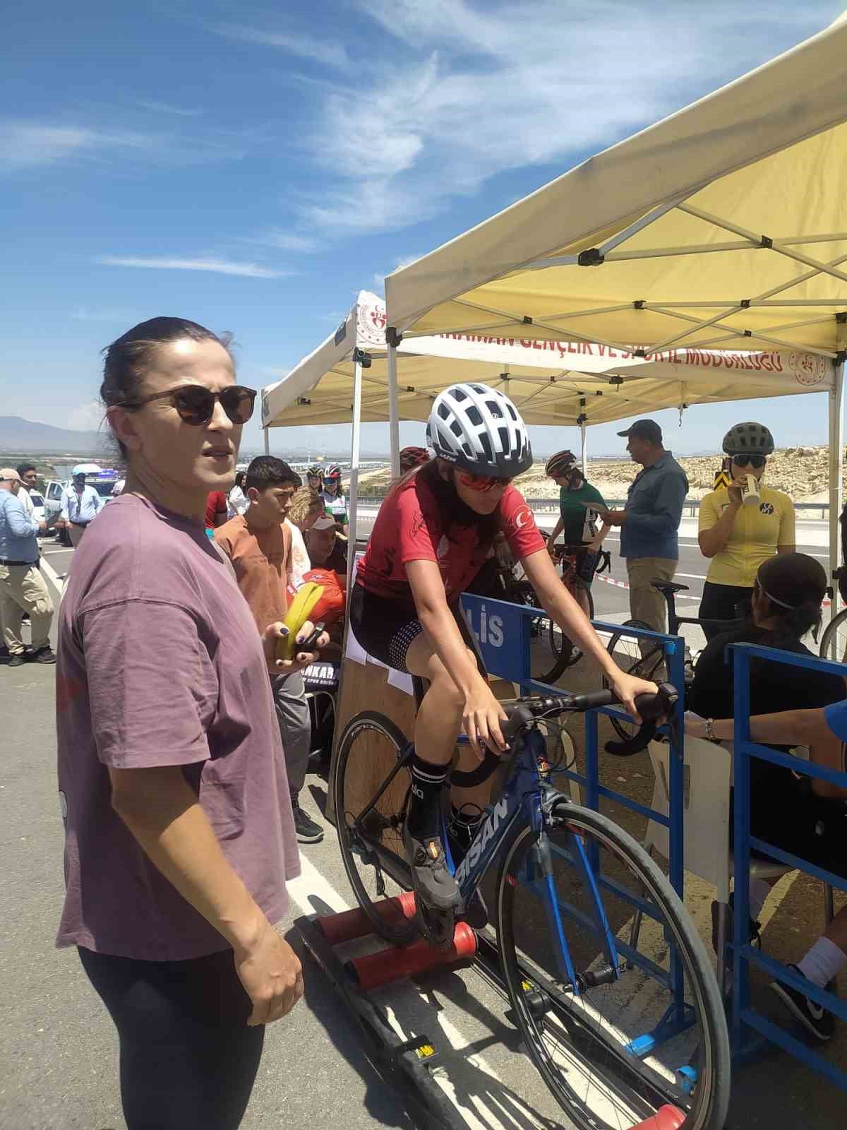 KARAMAN'DA DÜZENLENEN OKULLAR ARASI BİSİKLET TÜRKİYE ŞAMPİYONASI'NDA YARIŞAN AYDINLI SPORCU HENA...