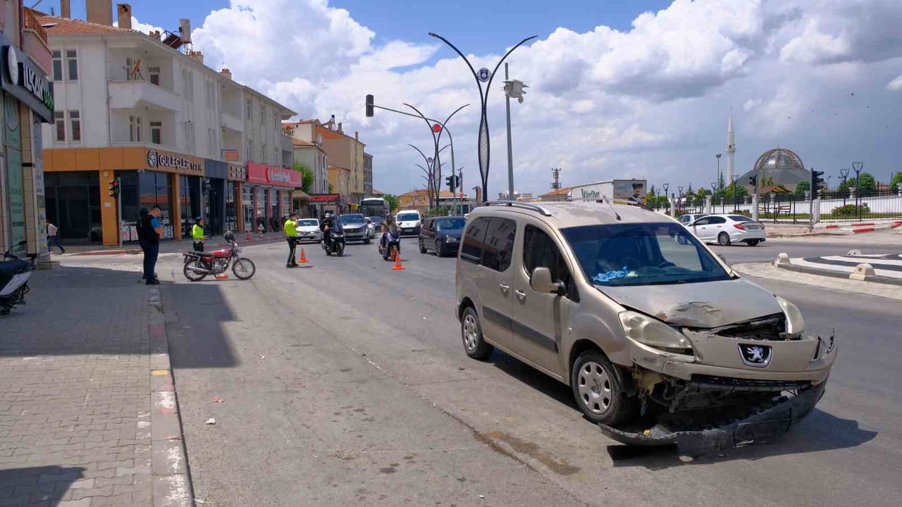 KARAMAN'DA HAFİF TİCARİ ARAÇLA MOTOSİKLETİN KAVŞAKTA ÇARPIŞMASI SONUCU 2 KİŞİ YARALANDI.
