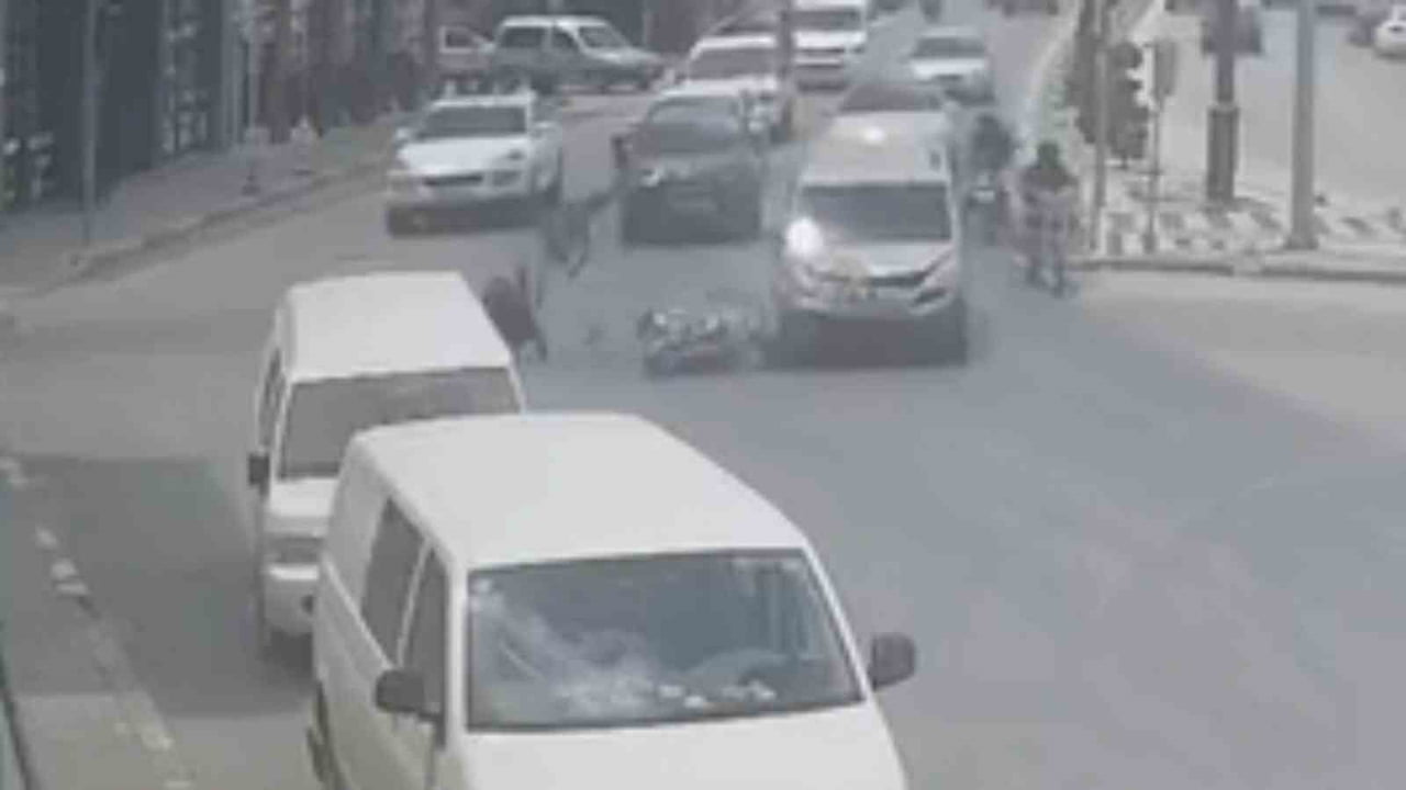 KARAMAN'DA HAFİF TİCARİ ARAÇLA MOTOSİKLETİN KAVŞAKTA ÇARPIŞMASI SONUCU 2 KİŞİ YARALANDI.