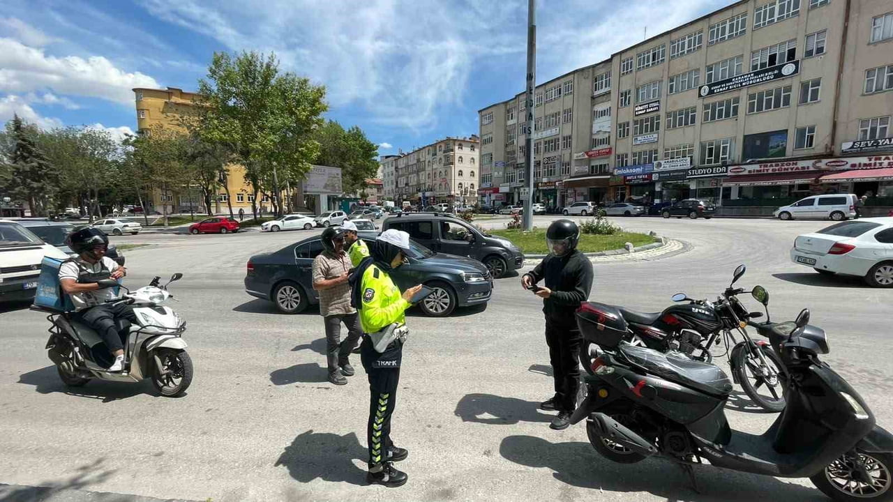 KARAMAN'DA HAVALARIN ISINMASIYLA BİRLİKTE TRAFİKTE SAYILARI HER GEÇEN GÜN ARTAN MOTOSİKLETLERE...