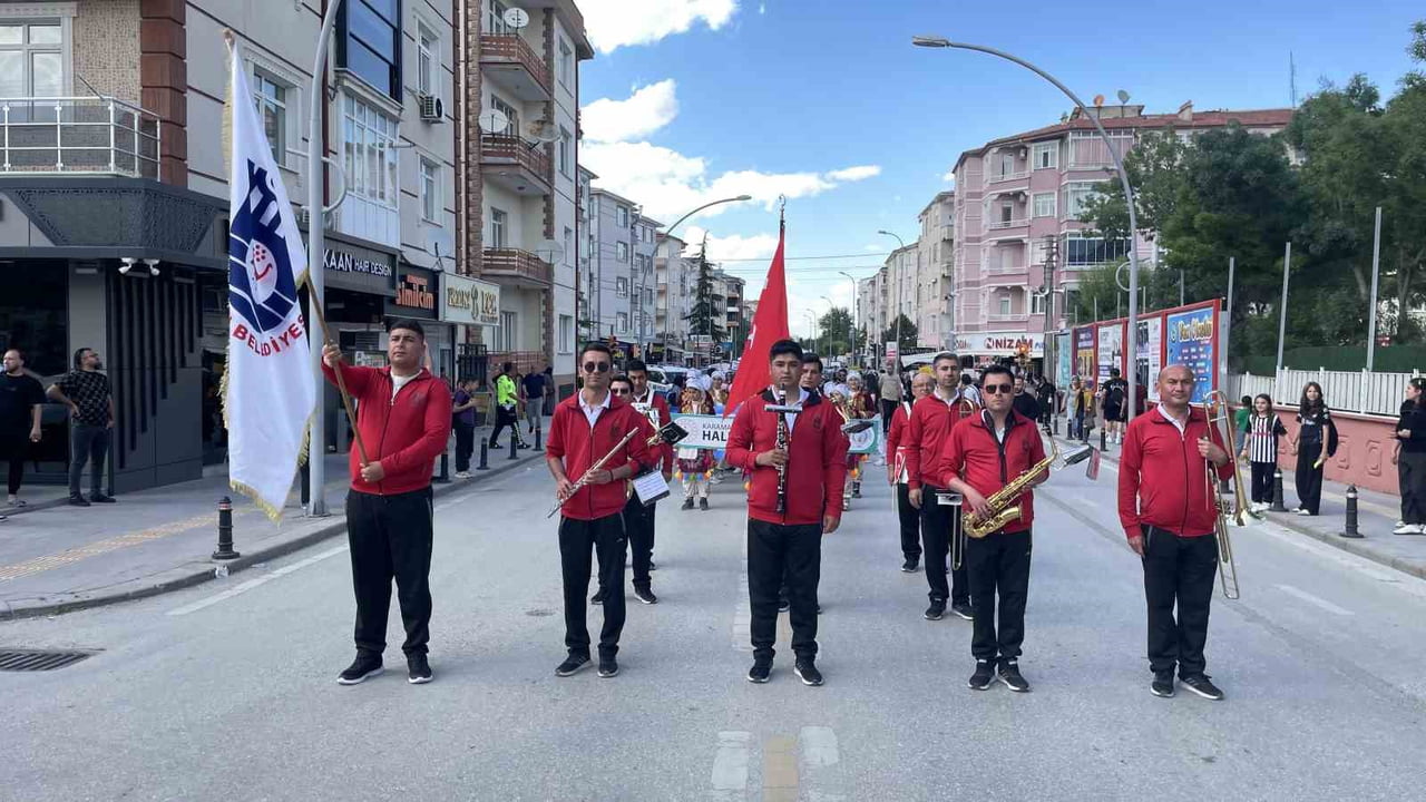 KARAMAN'DA, HAYAT BOYU ÖĞRENME HAFTASI ETKİNLİKLERİ KORTEJ YÜRÜYÜŞÜYLE BAŞLADI.