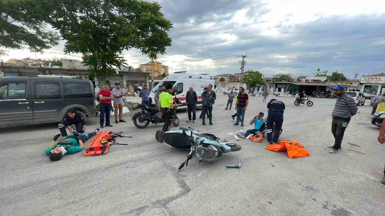 KARAMAN'DA İKİ MOTOSİKLETİN ÇARPIŞMASI SONUCU MEYDANA GELEN TRAFİK KAZASINDA HER İKİ SÜRÜCÜ DE...