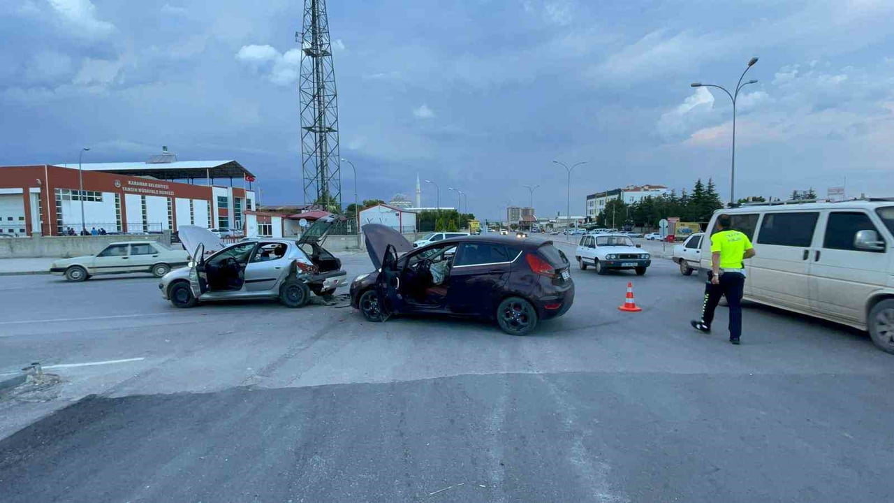 KARAMAN'DA İKİ OTOMOBİLİN ÇARPIŞMASI SONUCU MEYDANA GELEN KAZADA 1 KİŞİ YARALANDI.