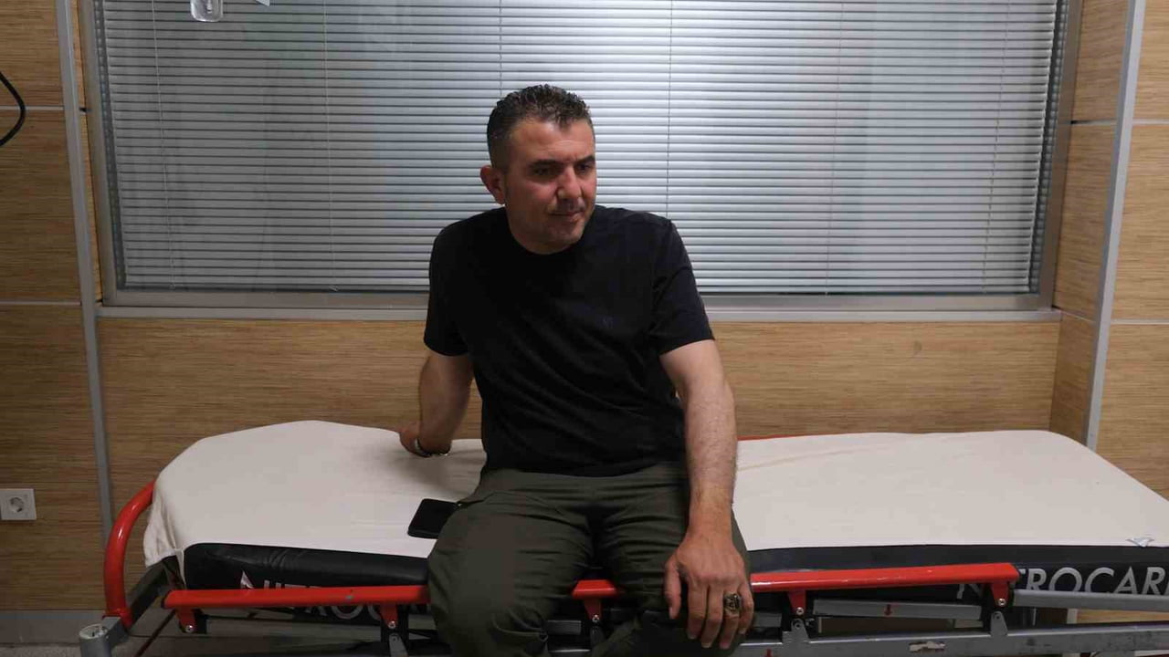 KARAMAN'DA İTFAİYE ERİ HASAN OFLAZ'IN (42) KOLUNA YAPIŞAN KENE HASTANEDE ÇIKARILDI.