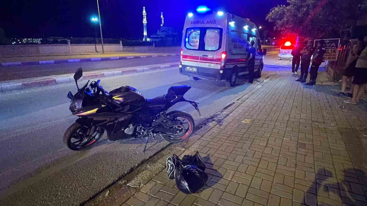 KARAMAN'DA KONTROLDEN ÇIKAN MOTOSİKLET KALDIRIMI AŞARAK KARŞI ŞERİDE SAVRULDU. KAZAYI SÜRÜCÜ...