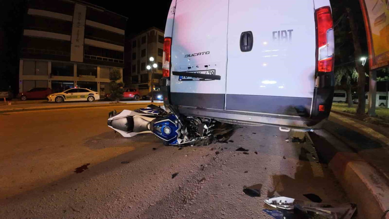 KARAMAN'DA KONTROLDEN ÇIKAN MOTOSİKLETİN PARK HALİNDEKİ MİNİBÜSÜN ALTINA GİRMESİ SONUCU SÜRÜCÜSÜ...