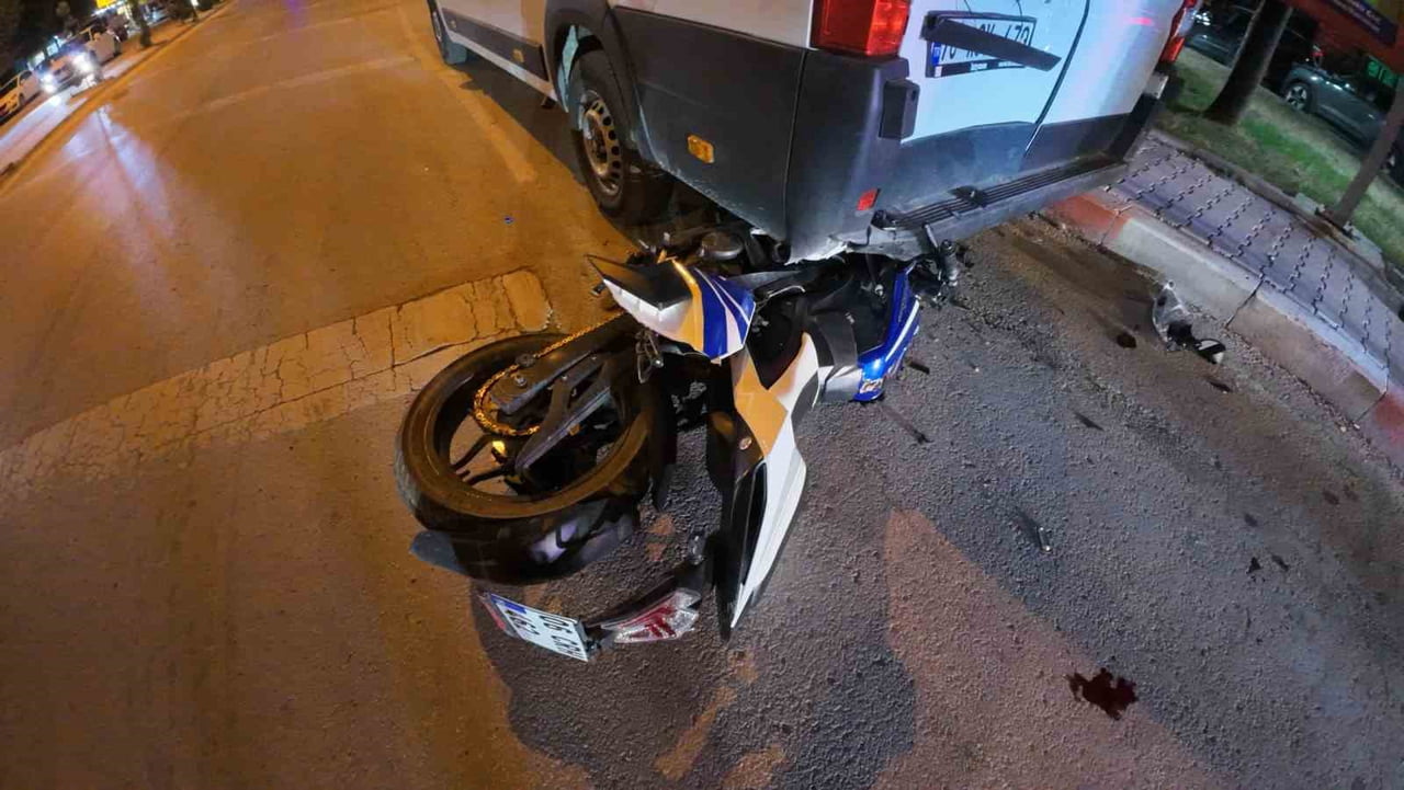 KARAMAN'DA KONTROLDEN ÇIKAN MOTOSİKLETİN PARK HALİNDEKİ MİNİBÜSÜN ALTINA GİRMESİ SONUCU SÜRÜCÜSÜ...