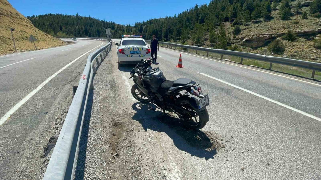 KARAMAN'DA KONTROLDEN ÇIKARAK BARİYERLERE ÇARPAN MOTOSİKLETİN SÜRÜCÜSÜ YARALANDI.