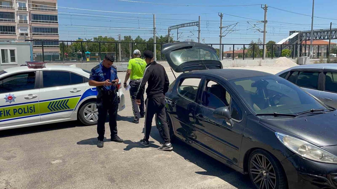 KARAMAN'DA KORSAN TAŞIMACILIK YAPTIĞI BELİRLENEN SÜRÜCÜYE VE MÜŞTERİ KILIĞINA GİREREK ARACI...