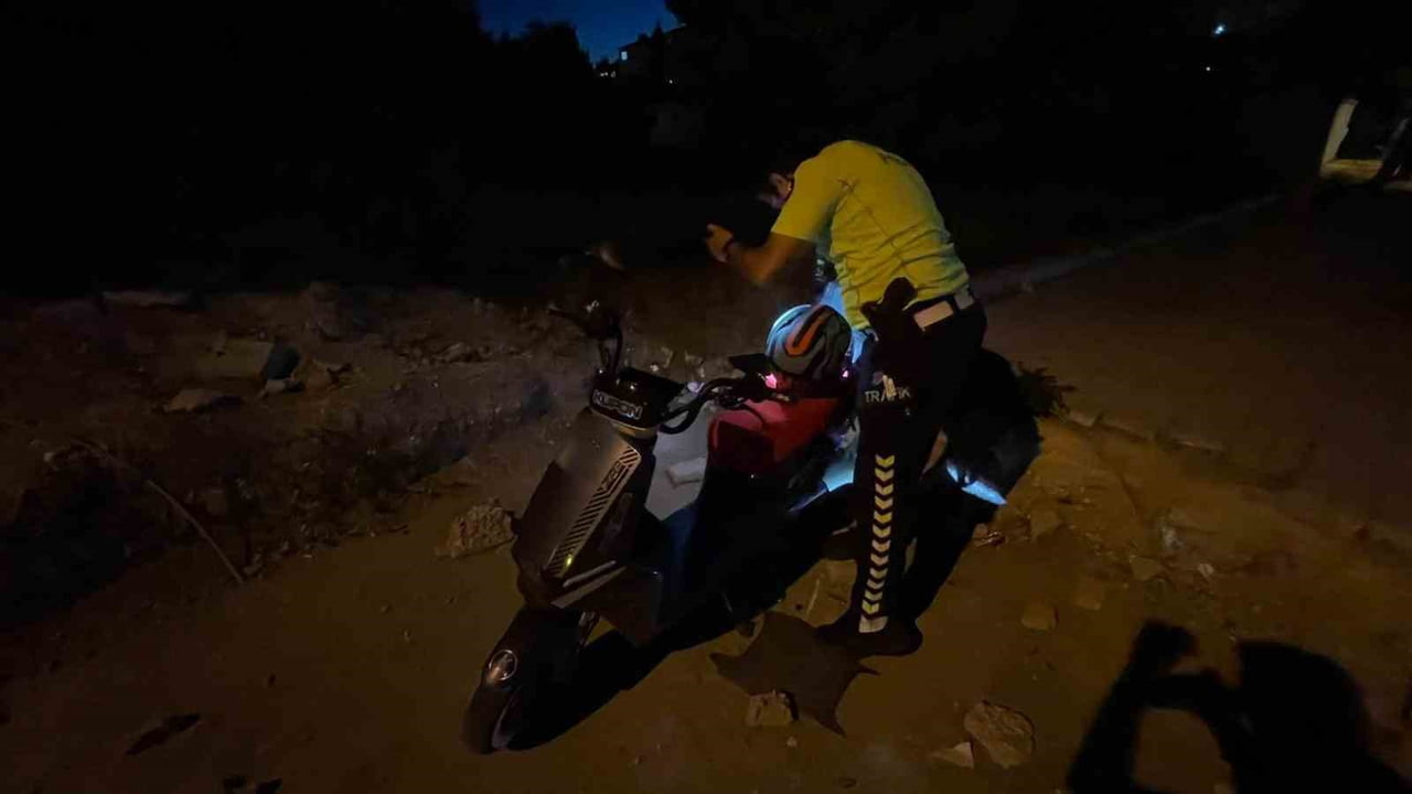KARAMAN'DA OTOMOBİL İLE ÇARPIŞAN ELEKTRİKLİ BİSİKLETİN SÜRÜCÜSÜ YOLA SAVRULARAK...