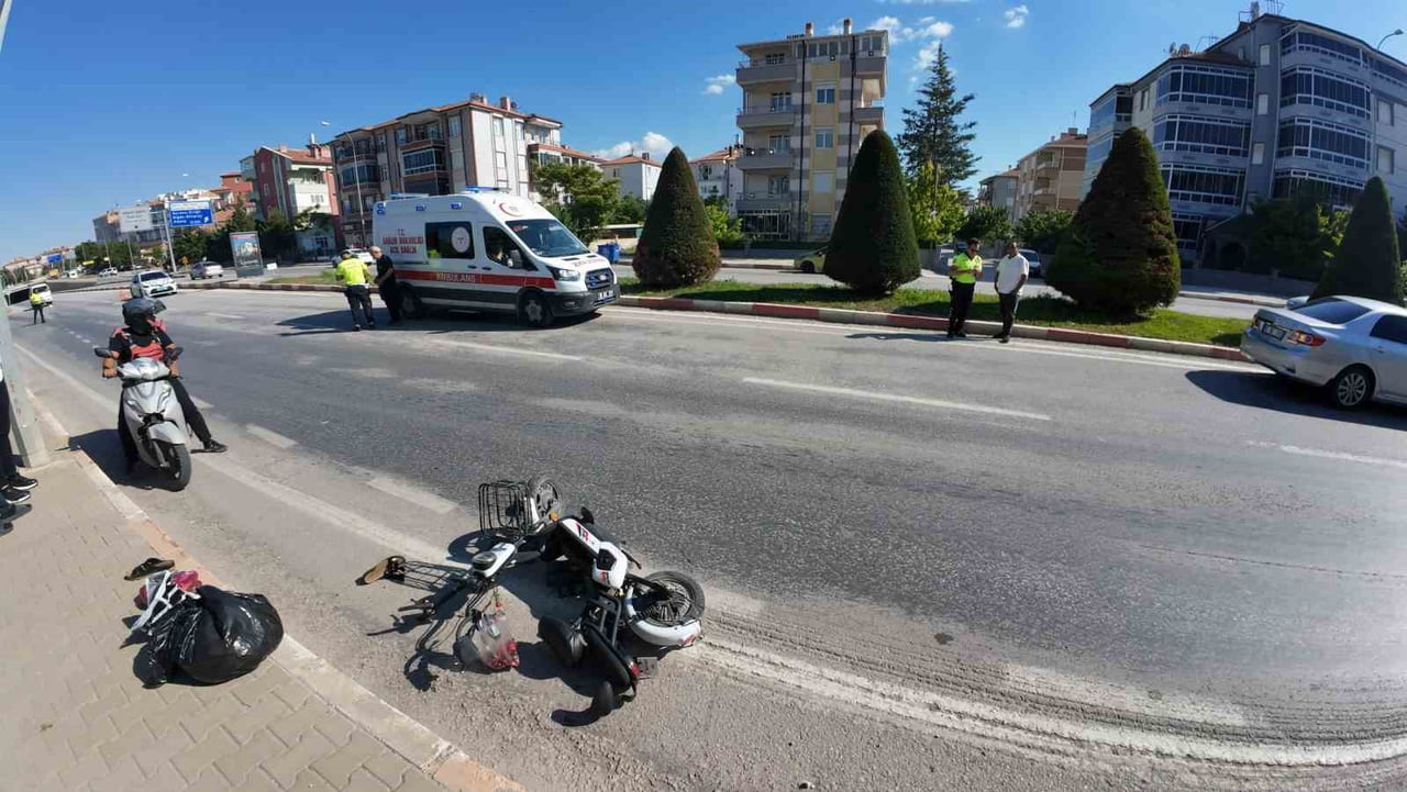 KARAMAN'DA OTOMOBİLLE ÇARPIŞAN ELEKTRİKLİ BİSİKLETİN KADIN SÜRÜCÜSÜ YARALANDI.