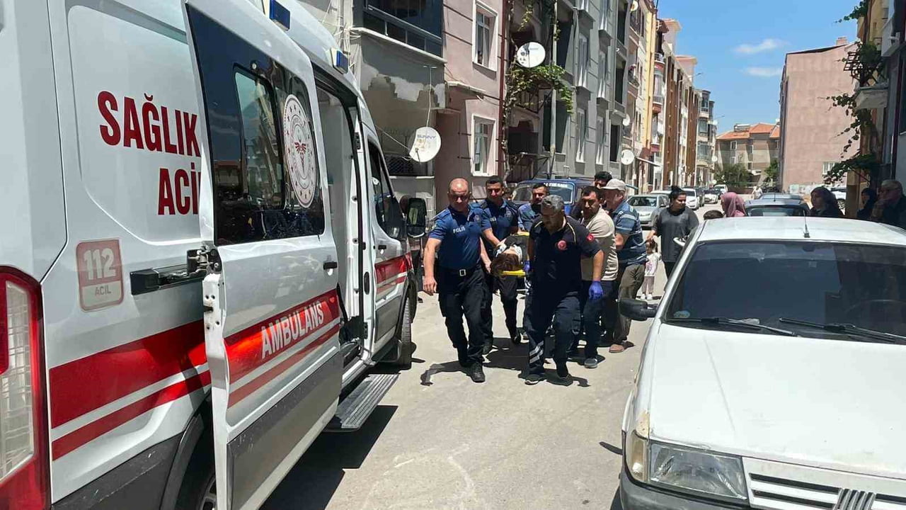 KARAMAN'DA PARK YERİNDEN ÇIKAN OTOMOBİLE MOTOSİKLETİN ÇARPMASI SONUCU ANNE İLE 10 YAŞINDAKİ KIZI...