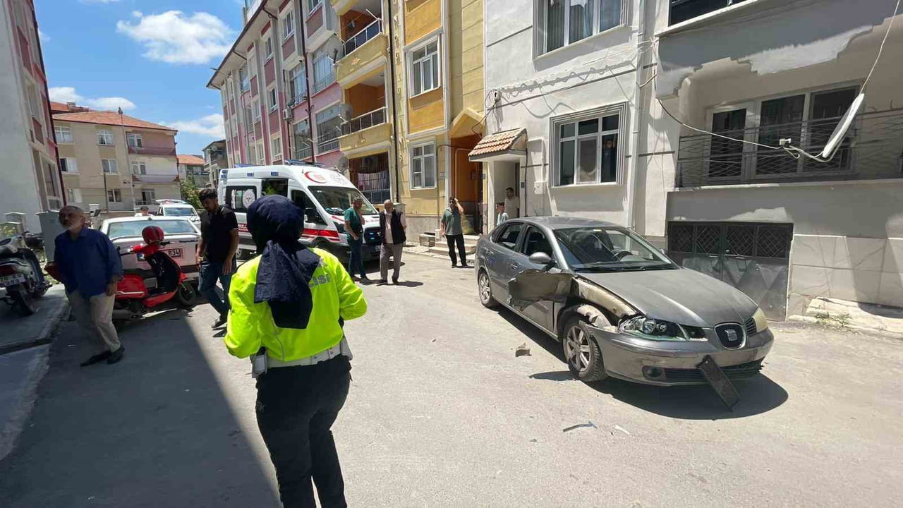 KARAMAN'DA PARK YERİNDEN ÇIKAN OTOMOBİLE MOTOSİKLETİN ÇARPMASI SONUCU ANNE İLE 10 YAŞINDAKİ KIZI...