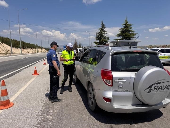 KARAMAN'DA POLİSİN GERÇEKLEŞTİRDİĞİ ASAYİŞ UYGULAMALARINDA ÇEŞİTLİ SUÇLARDAN ARANAN 15 KİŞİ...