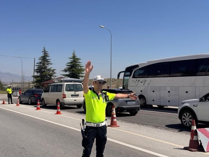 KARAMAN'DA POLİSİN GERÇEKLEŞTİRDİĞİ ASAYİŞ UYGULAMALARINDA ÇEŞİTLİ SUÇLARDAN ARANAN 15 KİŞİ...