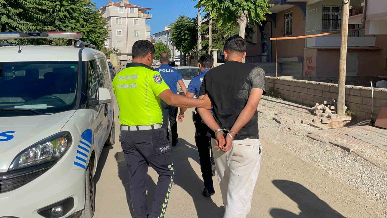 KARAMAN'DA POLİSİN "DUR" İHTARINA UYMAYARAK KAÇAN PLAKASIZ MOTOSİKLETİN SÜRÜCÜSÜNE 611 BİN LİRA...