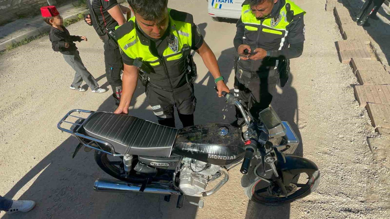 KARAMAN'DA POLİSİN "DUR" İHTARINA UYMAYARAK KAÇAN PLAKASIZ MOTOSİKLETİN SÜRÜCÜSÜNE 611 BİN LİRA...