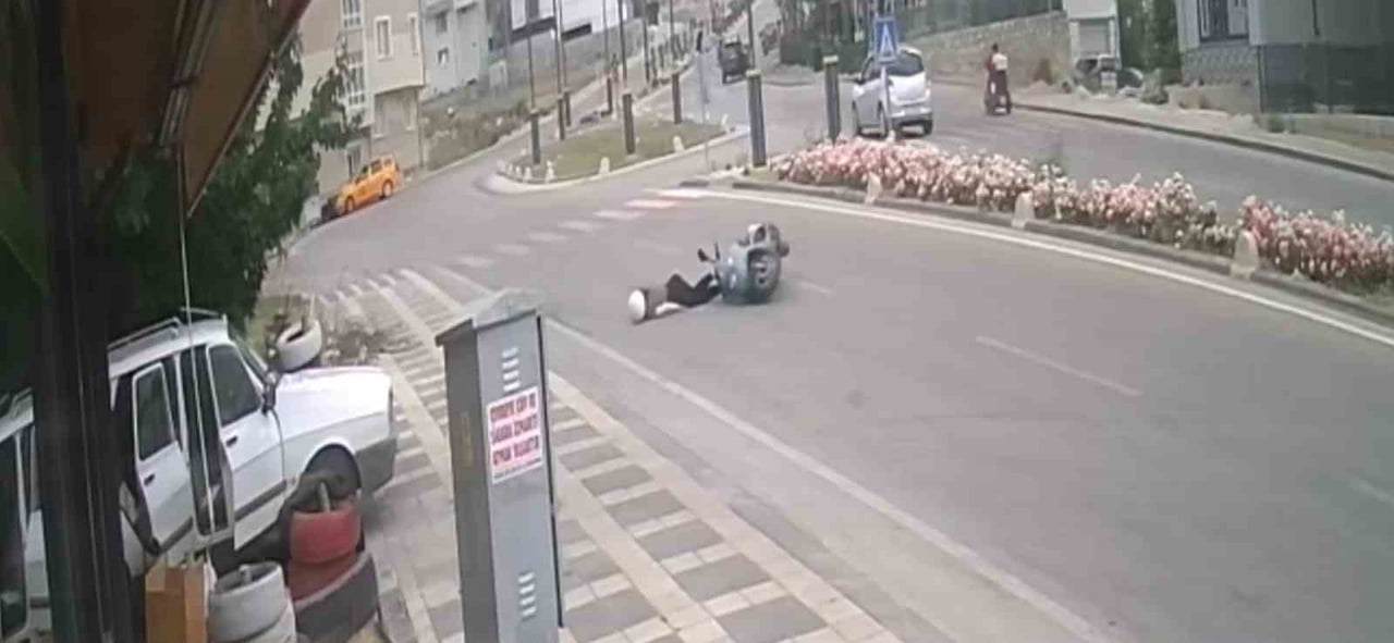 KARAMAN'DA SÜRÜCÜSÜNÜN DİREKSİYON HAKİMİYETİNİ KAYBETTİĞİ MOTOSİKLET KALDIRIMA ÇARPARAK YOL...