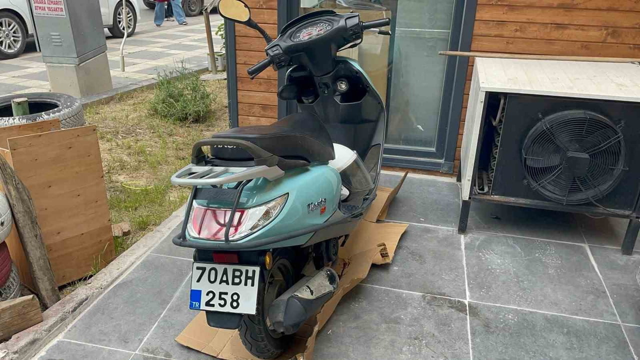 KARAMAN'DA SÜRÜCÜSÜNÜN DİREKSİYON HAKİMİYETİNİ KAYBETTİĞİ MOTOSİKLET KALDIRIMA ÇARPARAK YOL...