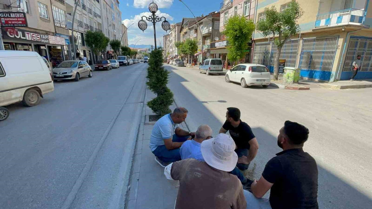 KARAMAN'DA YOLUN KARŞISINA GEÇMEYE ÇALIŞIRKEN OTOMOBİLİN ÇARPTIĞI ADAM YARALANDI.