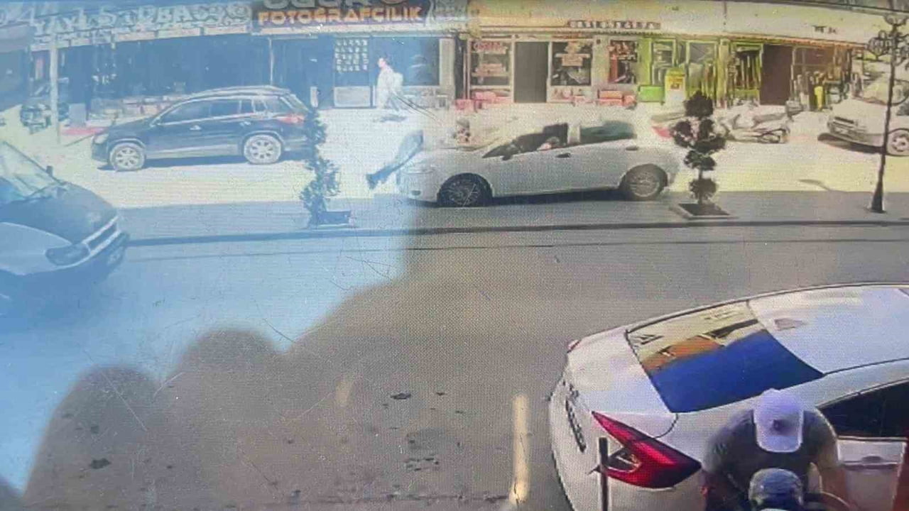 KARAMAN'DA YOLUN KARŞISINA GEÇMEYE ÇALIŞIRKEN OTOMOBİLİN ÇARPTIĞI ADAM YARALANDI. KAZA ANI İSE BİR...