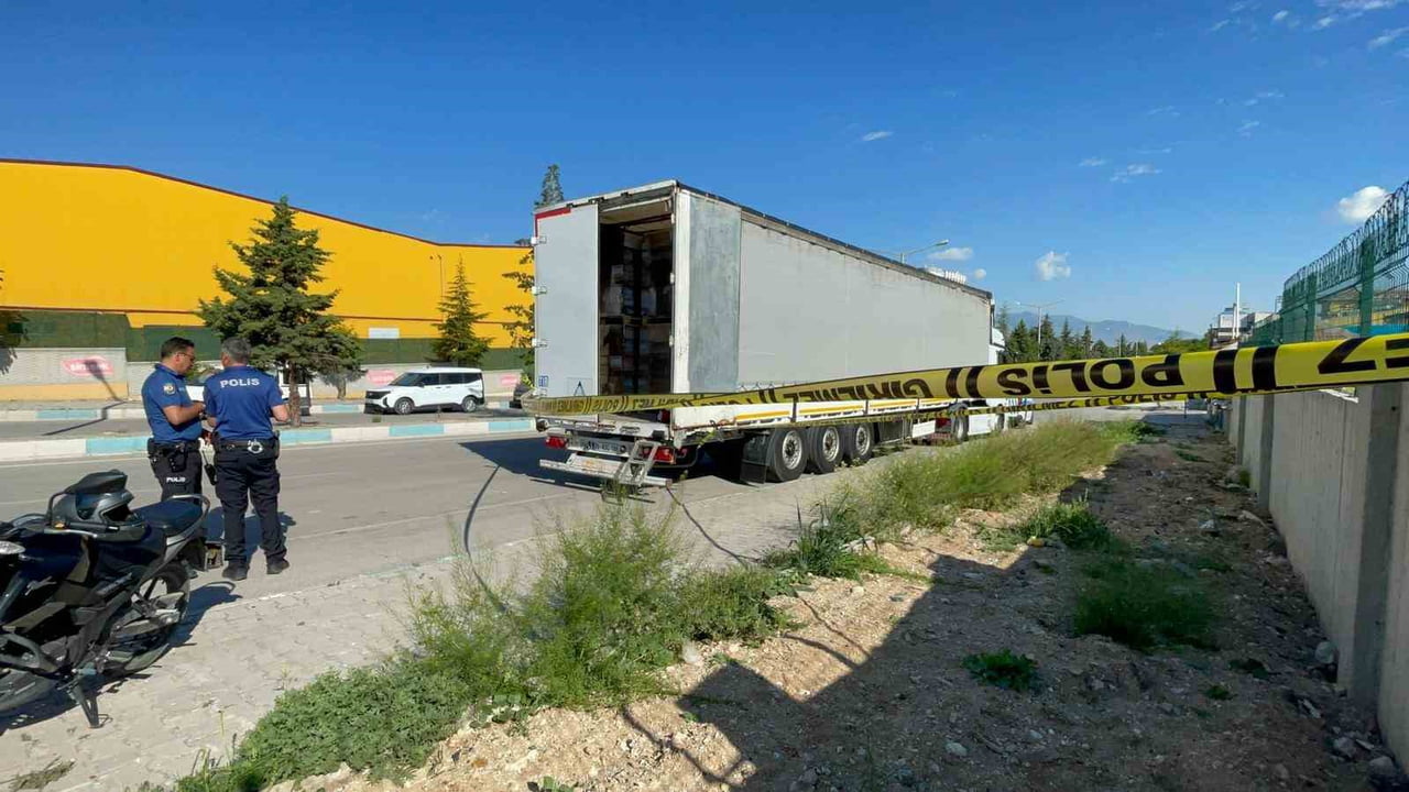KARAMAN’DA BİR TIR ŞOFÖRÜ PARK HALİNDEKİ TIRININ DORSESİNDE ÖLÜ BULUNDU.