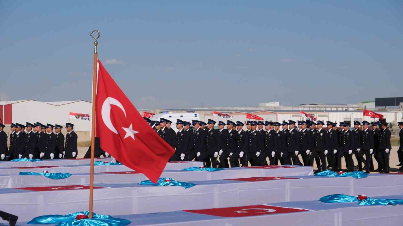 KARAMAN’DA POLİS MESLEK EĞİTİM MERKEZİ’NDE (POMEM) DÜZENLENEN 32. DÖNEM MEZUNİYET TÖRENİNDE 409...
