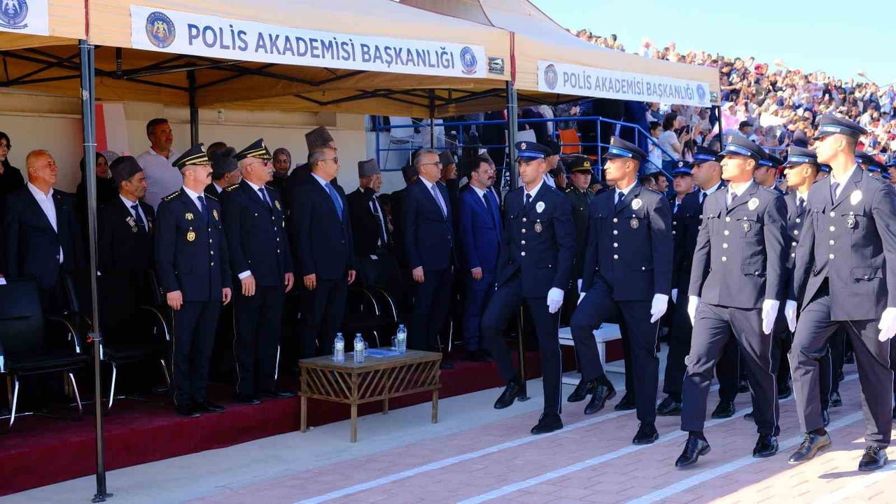 KARAMAN’DA POLİS MESLEK EĞİTİM MERKEZİ’NDE (POMEM) DÜZENLENEN 32. DÖNEM MEZUNİYET TÖRENİNDE 409...