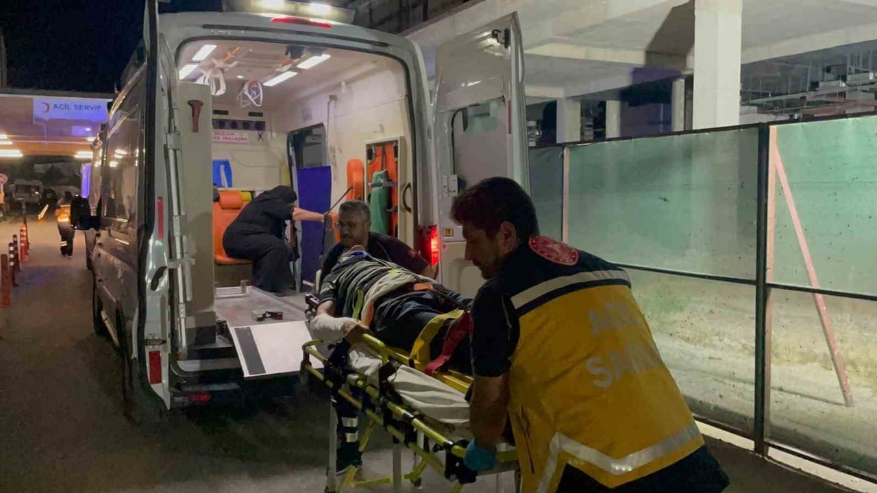 KARAMAN’DA ÜÇ ARACI KARIŞTIĞI TRAFİK KAZASINDA 2 KİŞİ YARALANDI.