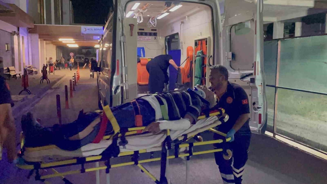 KARAMAN’DA ÜÇ ARACI KARIŞTIĞI TRAFİK KAZASINDA 2 KİŞİ YARALANDI.