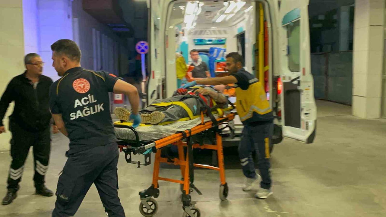 KARAMAN’DA YOLUN KARŞISINA GEÇMEYE ÇALIŞAN BELEDİYE İŞÇİSİNE HAFİF TİCARİ ARAÇ ÇARPTI. KAZADA...