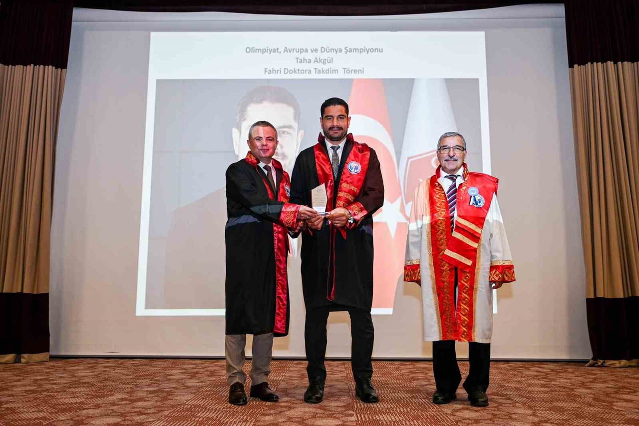 KARAMANOĞLU MEHMETBEY ÜNİVERSİTESİ'NDEN OLİMPİYAT ŞAMPİYONU VE TÜRKİYE GÜREŞ FEDERASYONU BAŞKANI...