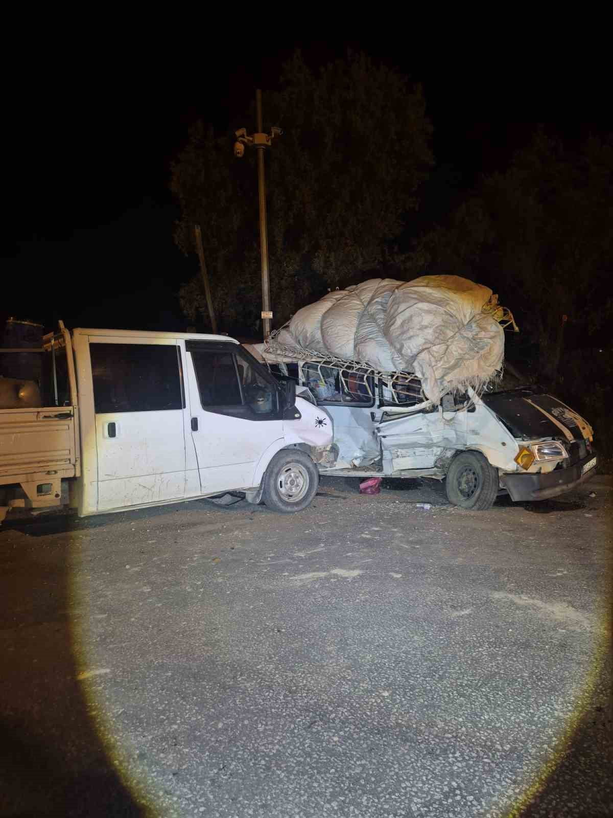 KARAPINAR İLÇESİNDE KAMYONET İLE MİNİBÜSÜN ÇARPIŞMASI SONUCU 7 KİŞİ YARALANDI.