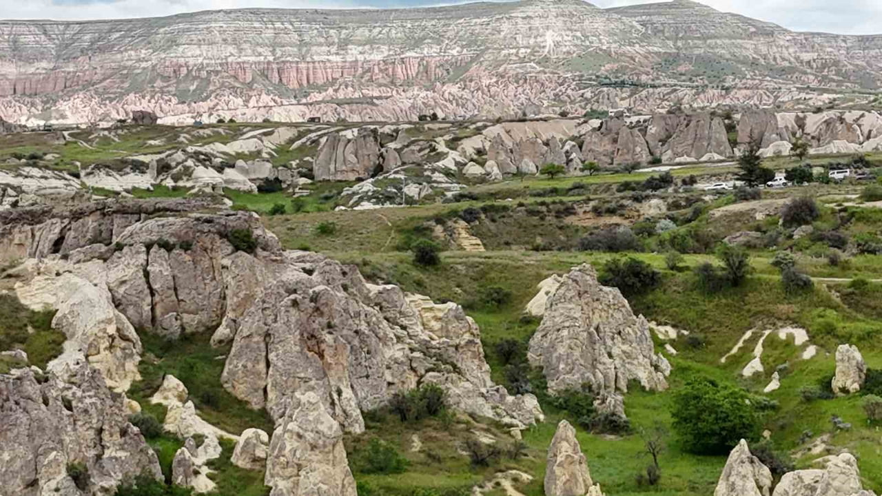 KARASAL İKLİMİ VE BOZKIR GÖRÜNÜMÜYLE BİLİNEN BÖLGE, NİSAN VE MAYIS AYI BOYUNCA ARALIKLARLA ETKİLİ...