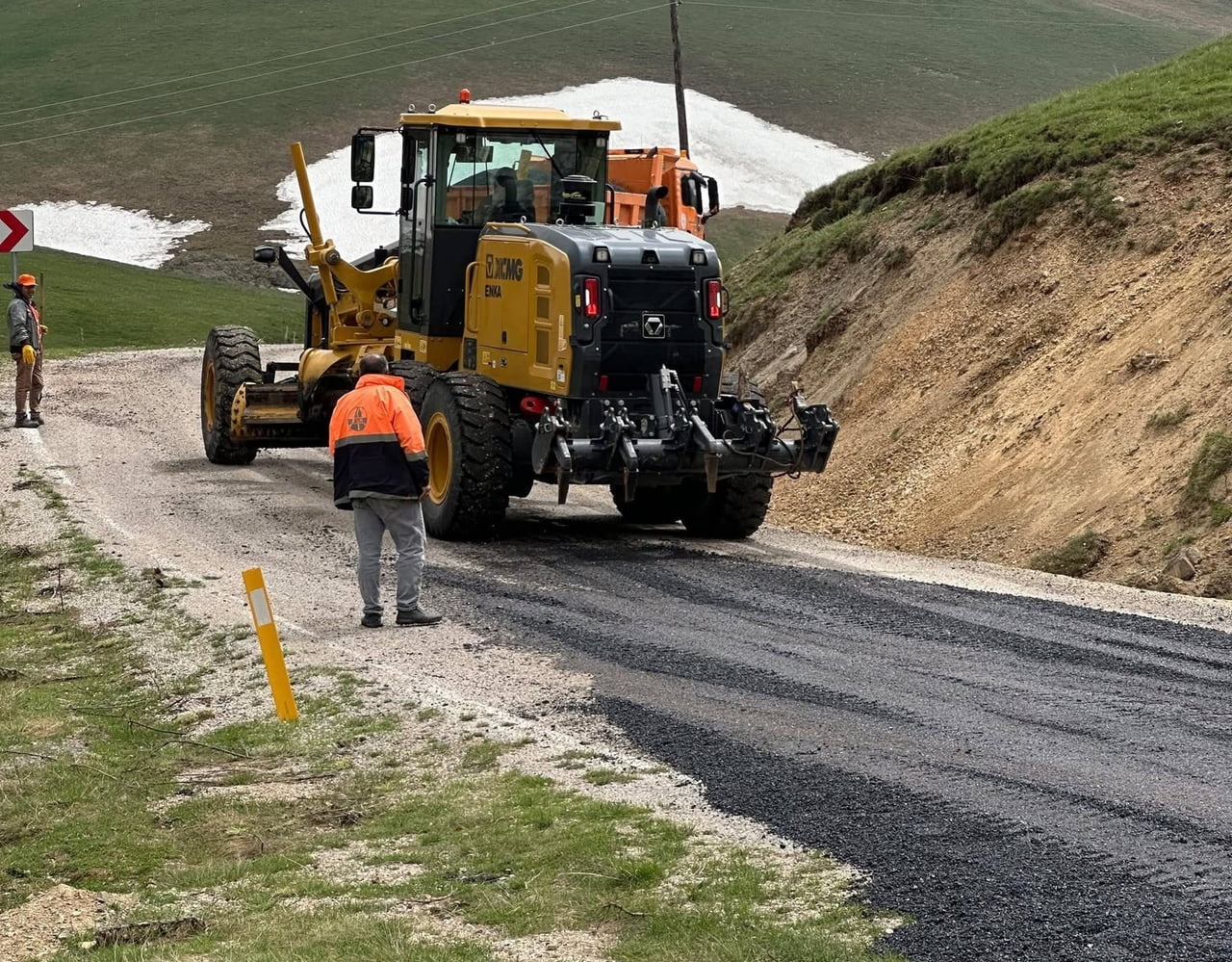 KARAYOLLARI BAYBURT EKİPLERİ BALAHOR YOLUNU ASFALTLIYOR