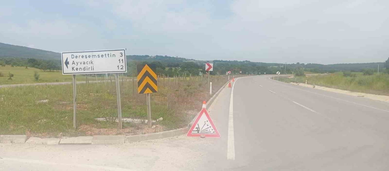 KARAYOLLARI YOL KENARINDA OT BİÇERKEN FIRLAYAN TAŞ BİR ARACIN ÖN CAMI ÇATLATTI