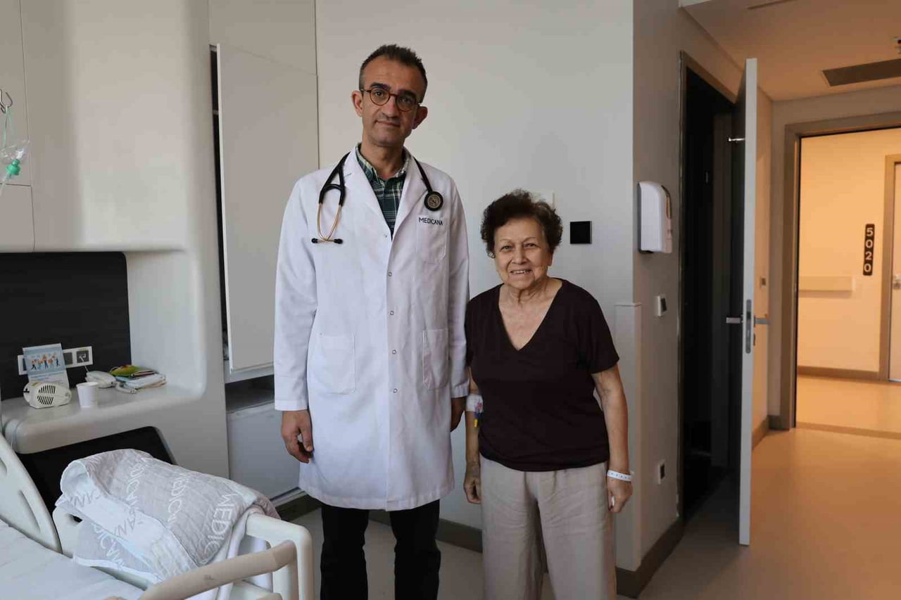 KARDİYOLOJİ UZMANI PROF. DR. AKAR YILMAZ’IN UYGULADIĞI KAPALI MİTRAL KAPAK MÜDAHALESİYLE YENİDEN...