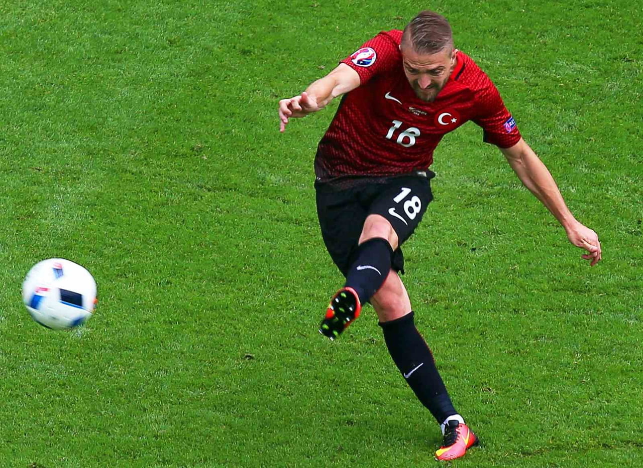 KARİYERİNDE GALATASARAY, FENERBAHÇE VE BEŞİKTAŞ FORMALARI GİYEN 37 YAŞINDAKİ CANER ERKİN FUTBOLU...