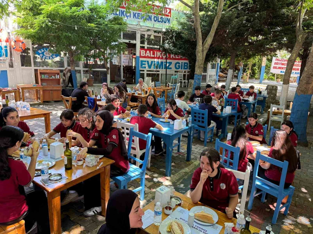 KARNELERİNİ ALIP GELEN ÖĞRENCİLER, ÜCRETSİZ OLARAK MÜZEYİ GEZDİKTEN SONRA KENDİLERİNE İKRAM EDİLEN...
