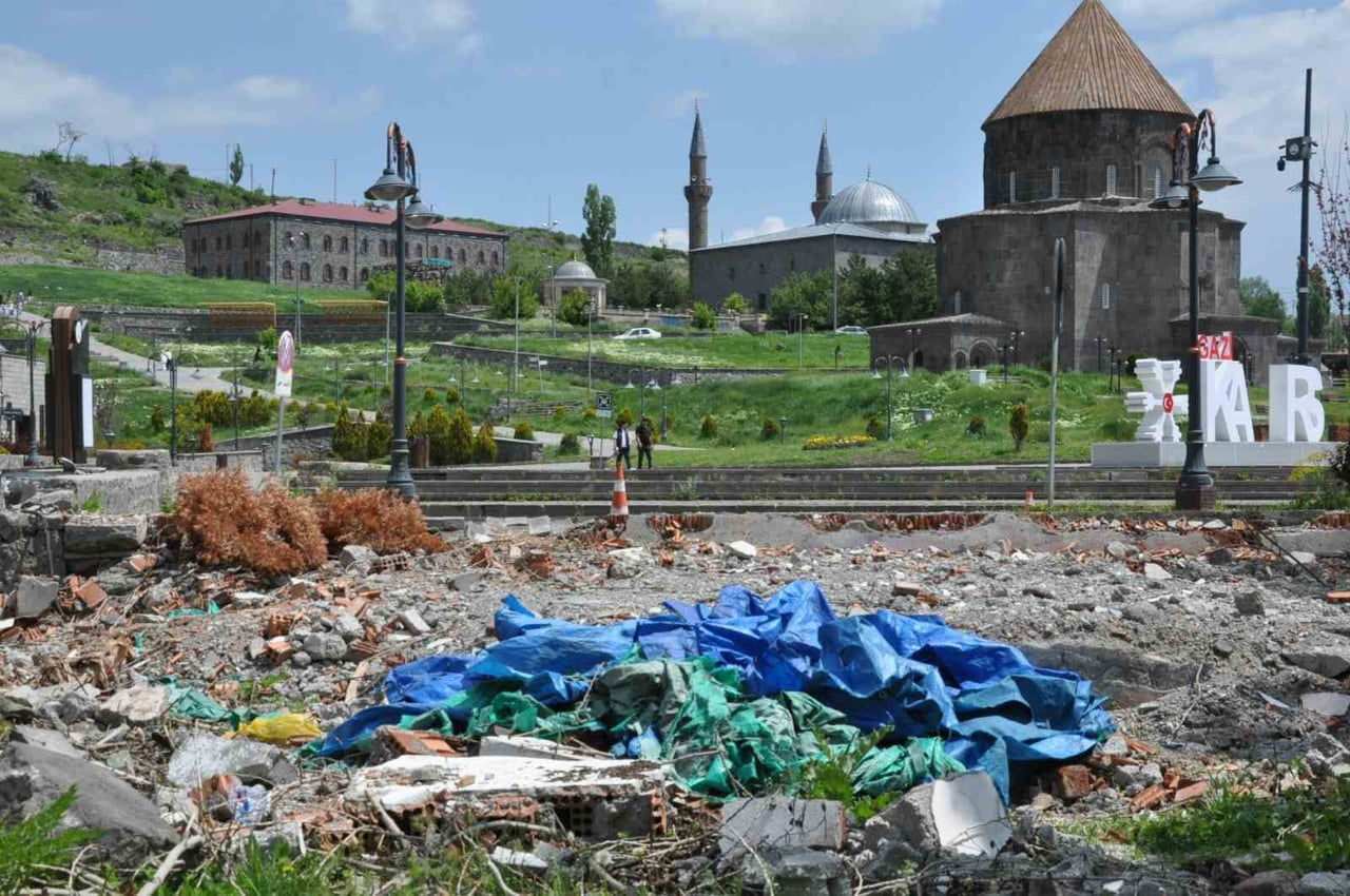 KARS'TA BELEDİYEYE AİT BAHÇE, İNŞAAT KALINTILARIYLA TARİHİ BÖLGEYİ OLUMSUZ...