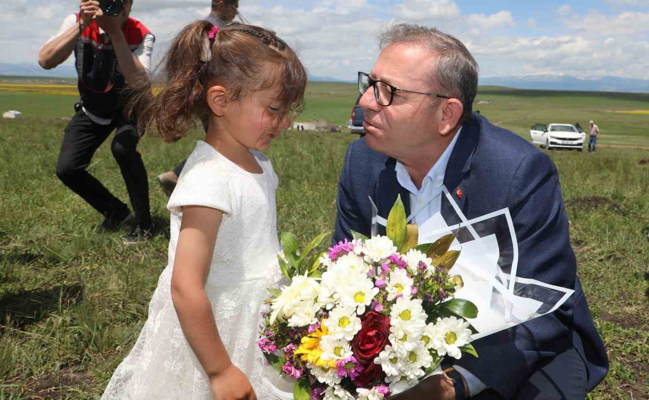 KARS'TA BİN 200 DEKARLIK MERAYA 12 TON GÜBRE, 41 ÜRETİCİYE 6 BİN 150 KİLOGRAM KORUNGA TOHUMU...
