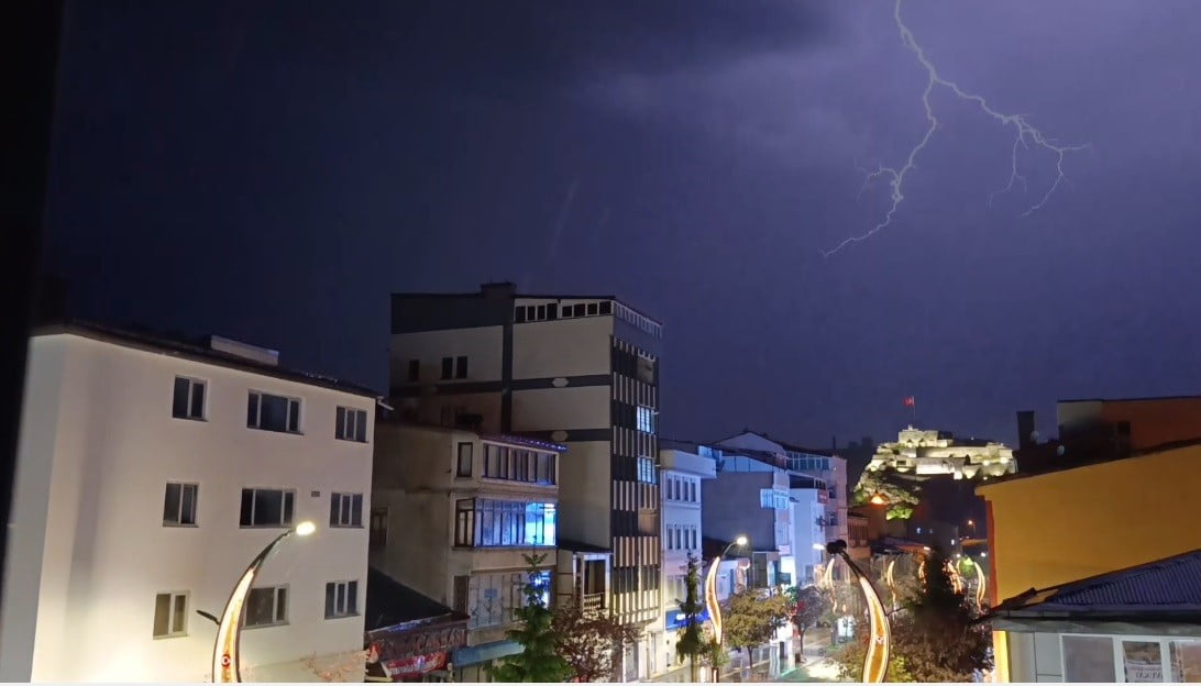 KARS'TA ETKİLİ OLAN SAĞANAK YAĞIŞ ÖNCESİ VE SONRASINDA PEŞ PEŞE ÇAKAN ŞİMŞEKLER, GECEYİ ADETA...