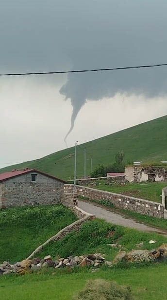KARS'TA SEL VE HORTUM PANİĞİ: EVLERİ SU BASTI, HORTUM KAMERALARA YANSIDI(KARS-İHA)