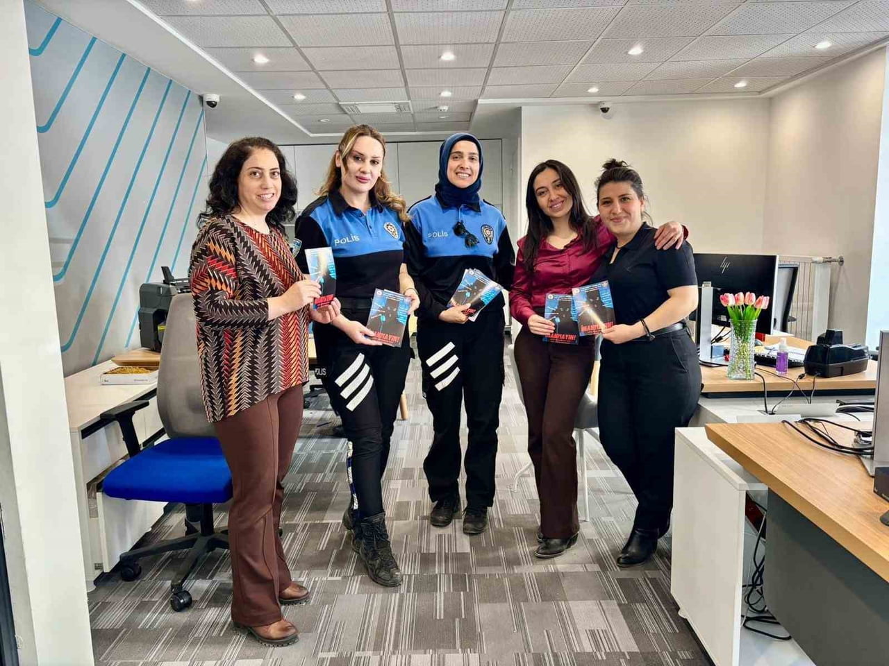 KARS EMNİYETİ’NDEN DOLANDIRICILIĞA KARŞI BİLİNÇLENDİRME SEFERBERLİĞİ(KARS-İHA)